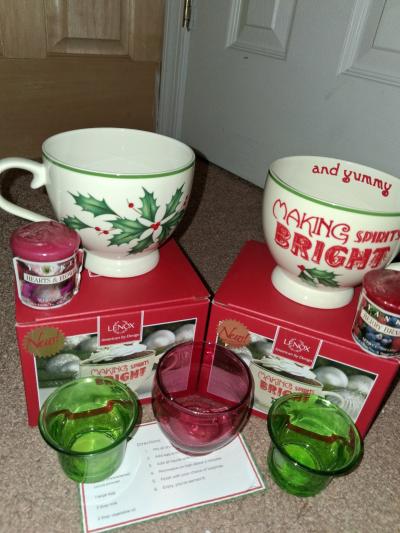 home decor Lenox 2 christmas mugs and 2 Yankee candles ext