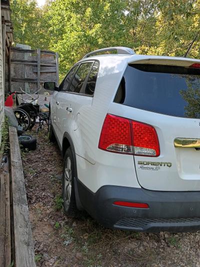 2013 white Kia Sorento - Thumbnail 2