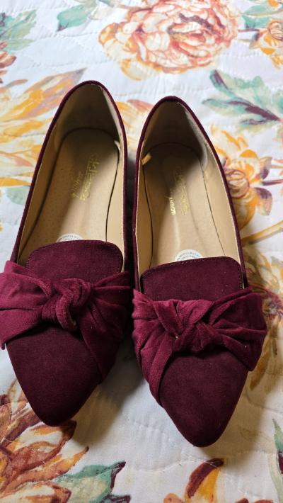 zapato plano color vino