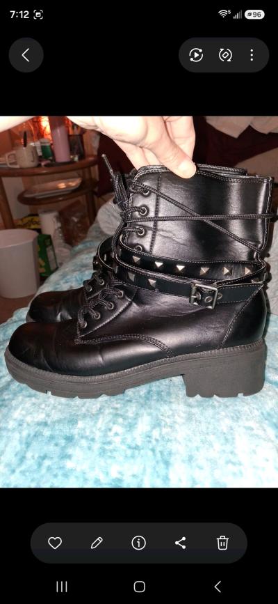 ladys 9 black boots worn but still in great shape - Thumbnail 2