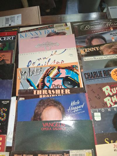 vinyl and great condition - Thumbnail 5