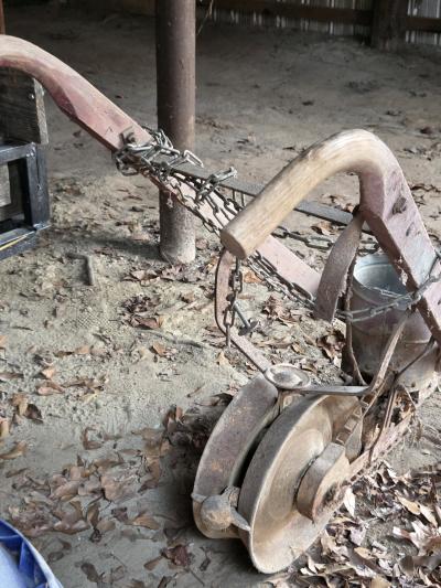 old seed spreader with potential for art - Thumbnail 5