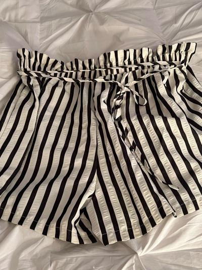 womens 1xl strip black and white shorts like new - Thumbnail 2