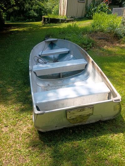 12 ft Jon boat NO LEAKS - Thumbnail 2