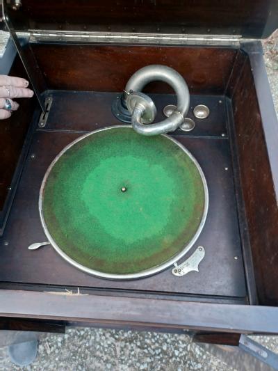 Antique Victrola - Thumbnail 6
