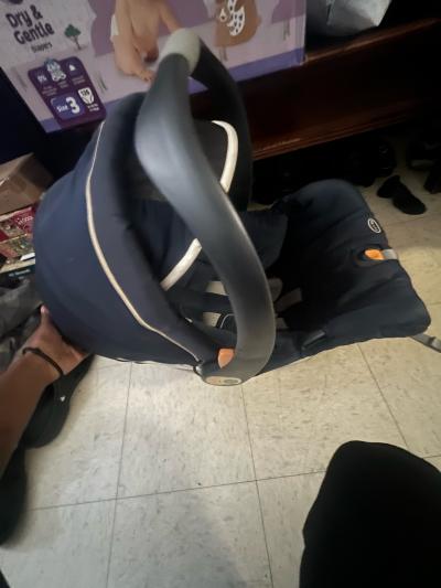 Infant rear facing car seat with all working parts - Thumbnail 3