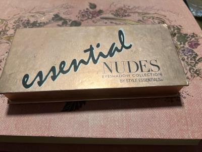 Essential nudes makeup palette slightly used - Thumbnail 2