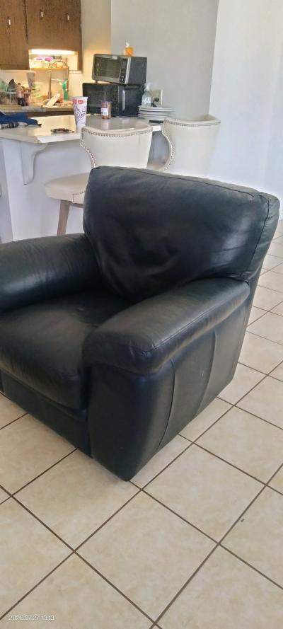 selling couch - Thumbnail 2