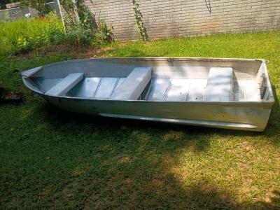 12 ft Jon boat NO LEAKS