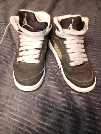 5 pairs childrens jordans - Thumbnail 3