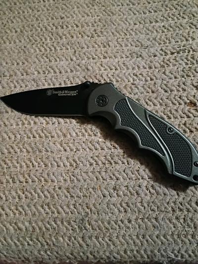 brand new knife its a smith and wenson