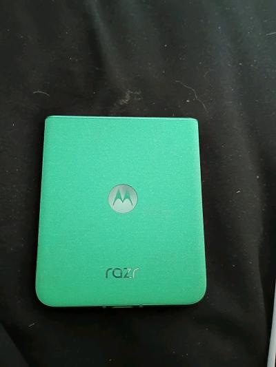 Motorola Razr 2025 256GB Storage Smartphone - Thumbnail 4