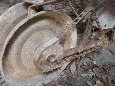 old seed spreader with potential for art - Thumbnail 6