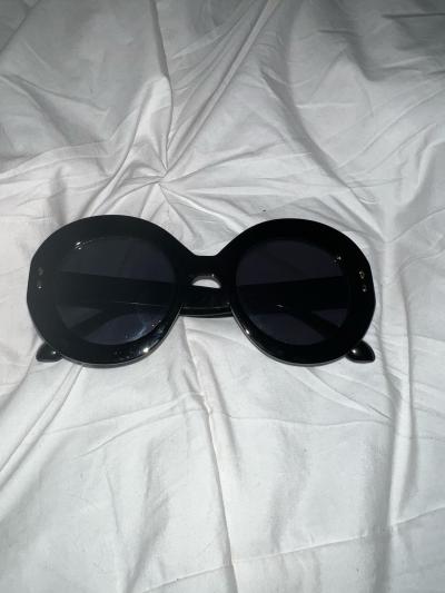 black fashion sunglasses mint condition - Thumbnail 2