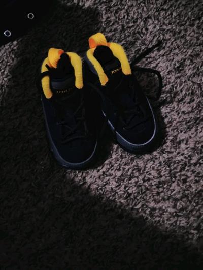 black and yellow baby boy jordans size 3y - Thumbnail 3
