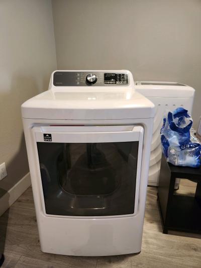 Midea fullsize washer and dryer set - Thumbnail 5