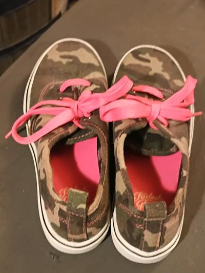 woman shoes with Pink laces  Faded Glory - Thumbnail 2