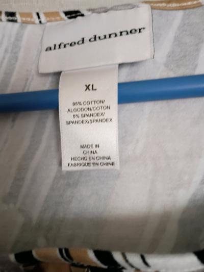 a blouse I never wore been in a drawer size XL - Thumbnail 2