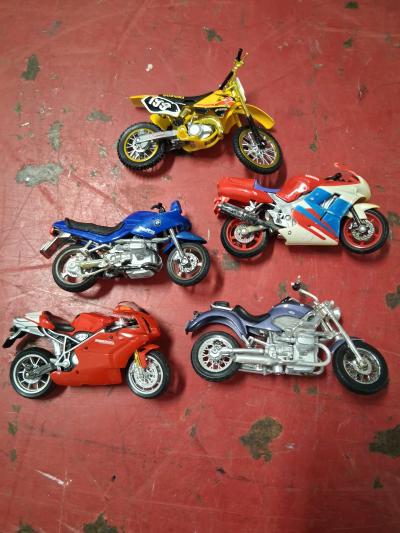 5 diecast motorbikes