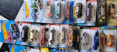 small collection of more than 70 Hot Wheels - Thumbnail 3