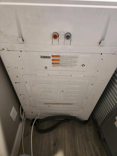 Midea fullsize washer and dryer set - Thumbnail 10