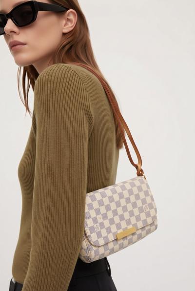 beautiful brown and beige bag like new condition