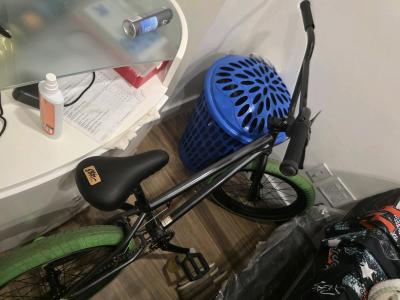 BMX elite negra pero con ruedas verdes - Thumbnail 3