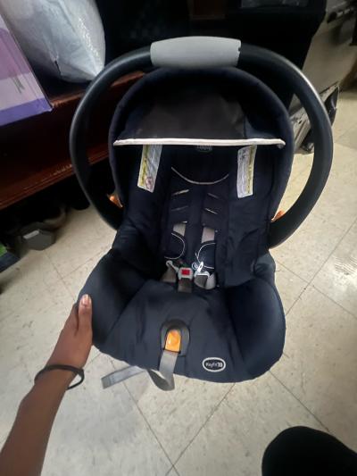 Infant rear facing car seat with all working parts - Thumbnail 2