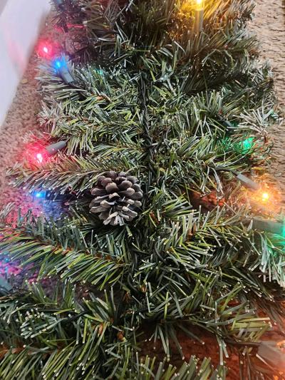 Realistic 9ft flocked garland w multi lights and pinecones - Thumbnail 5