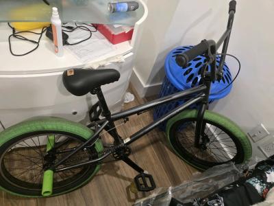BMX elite negra pero con ruedas verdes