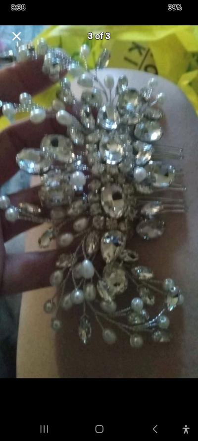 This goldtone vintage crystal rhinestone brooch - Thumbnail 2