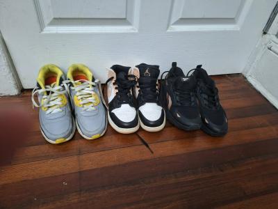 womens sneakers only size 7