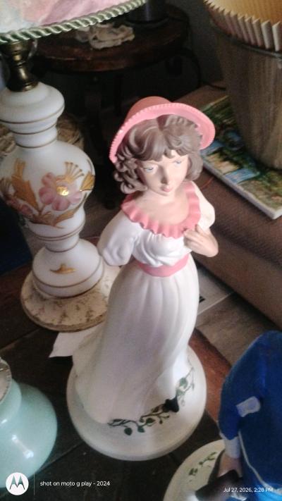 antique pictures with matching figurines - Thumbnail 3