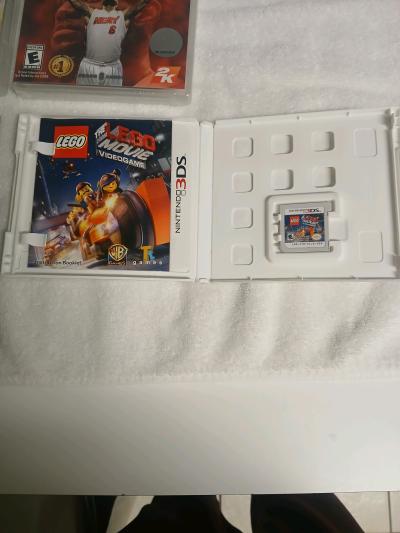 New super Mario bros Wii game with 3ds Video game bundle - Thumbnail 4