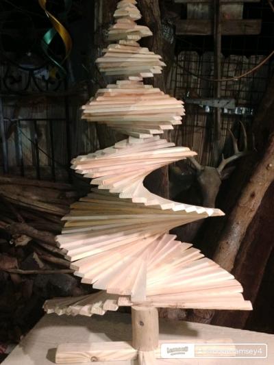 I have 5 spiral wooden Christmas trees from 3ft up to 6 ft - Thumbnail 6