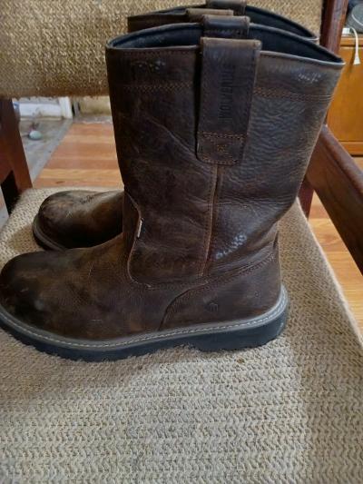 pair of steel toe boats size 11