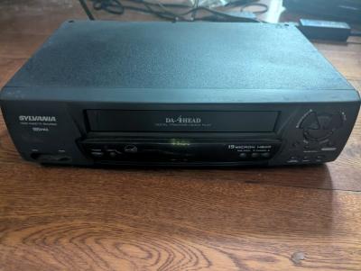 Sylvania 2945LF VCR  4 Head Video Cassette Recorder