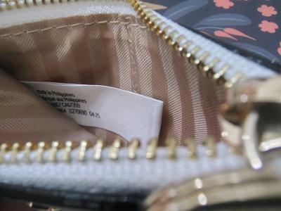 This is a white Victorias Secret foldover card case keychain - Thumbnail 3