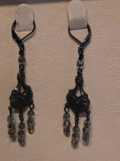 black heart earings made with Uranium beads that glow - Thumbnail 2