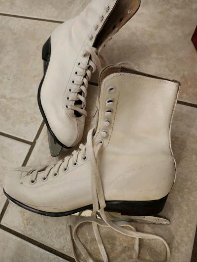 Vintage White Ice Skates from Skate Master - Thumbnail 4