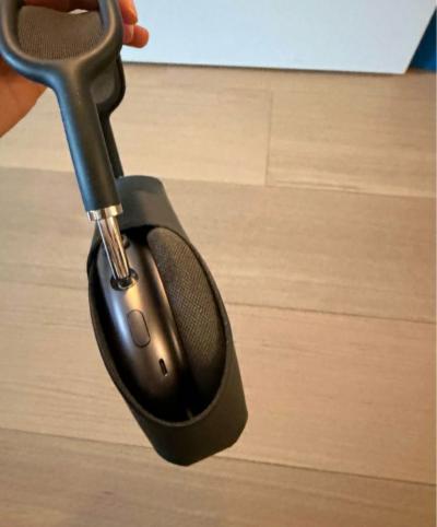 AirPod max working perfectly - Thumbnail 2