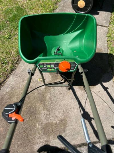 Scotts Turf Builder EdgeGuard DLX Broadcast Spreader - Thumbnail 2