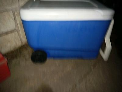 igloo cooler with wheels and handle 38 quarts - Thumbnail 2