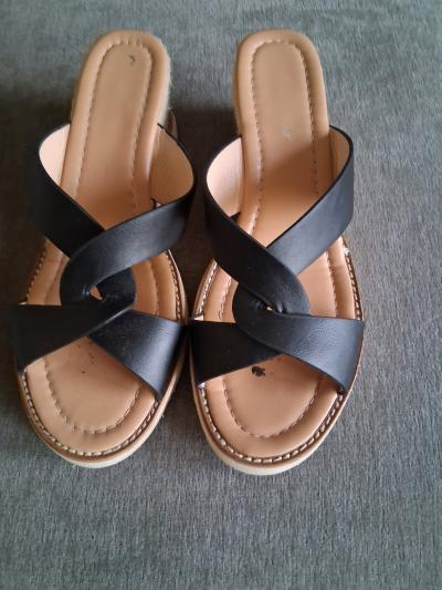 Both Size 9 very Stylish  Extremely Gently used - Thumbnail 4