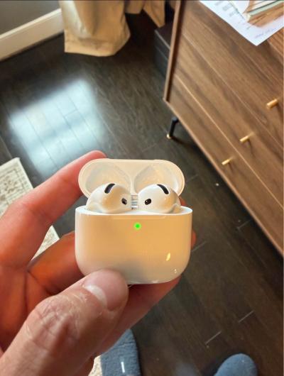 white AirPods good condition - Thumbnail 4