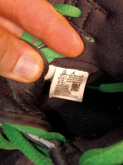 3 pairs of youth sized air jordan nike shoes - Thumbnail 5