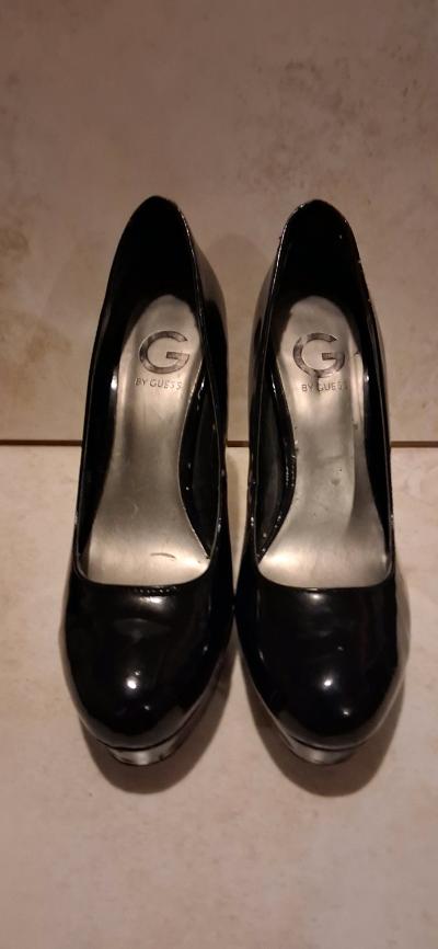 GUESS WOMENZ BLACK PATENT LEATHER HIGH HEELS SZE 9 - Thumbnail 2