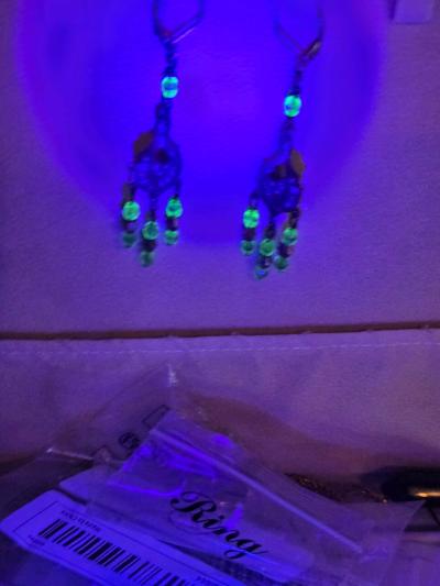 black heart earings made with Uranium beads that glow - Thumbnail 5