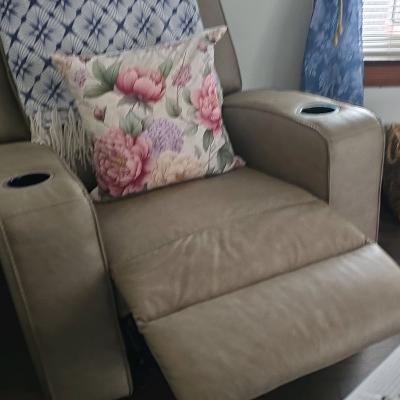 lether recliner brand new - Thumbnail 2