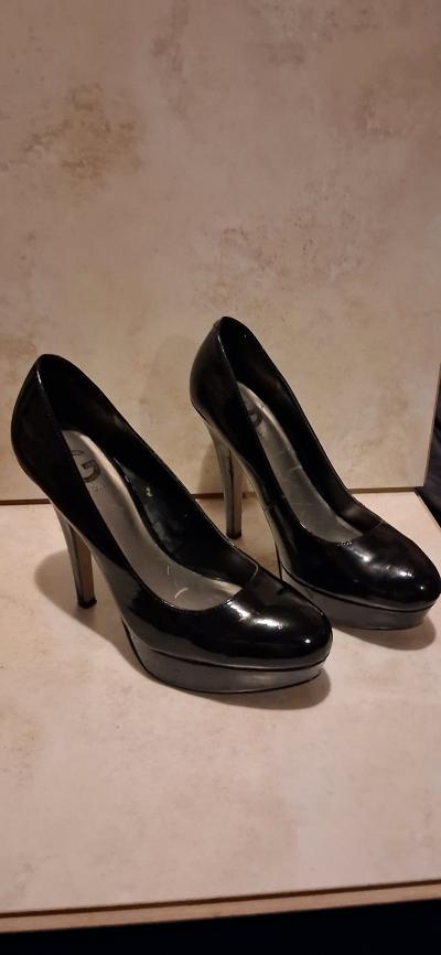 GUESS WOMENZ BLACK PATENT LEATHER HIGH HEELS SZE 9
